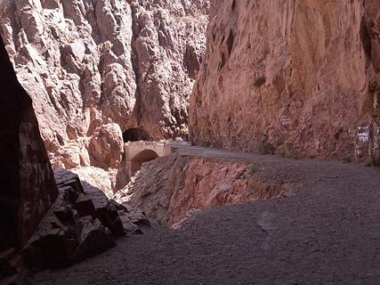 Acampamento de moto em trecho de túnel abandonado