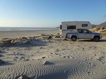 Acampamento na Praia à Beira da Estrada