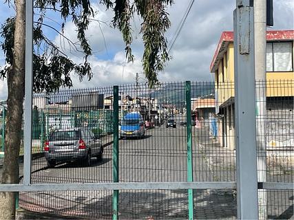 Acampamento de rua ao lado de um parque