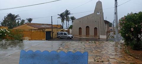 Acampamento na rua perto de igreja