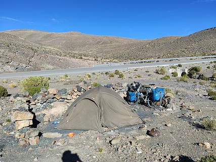 Acampamento selvagem ao lado da estrada