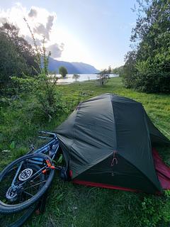 acampamento selvagem ao lado do lago