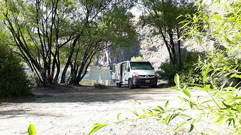 acampamento selvagem ao lado do rio