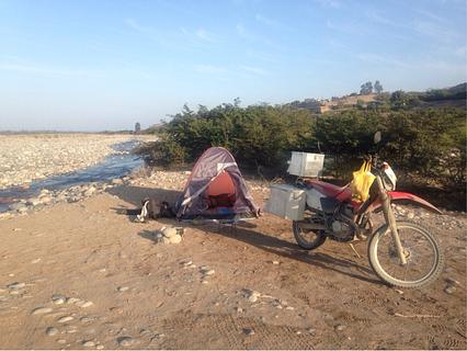 Acampamento selvagem ao lado do rio