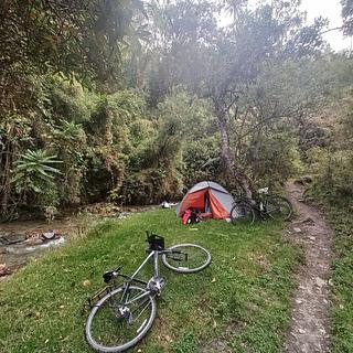 acampamento selvagem ao lado de um rio