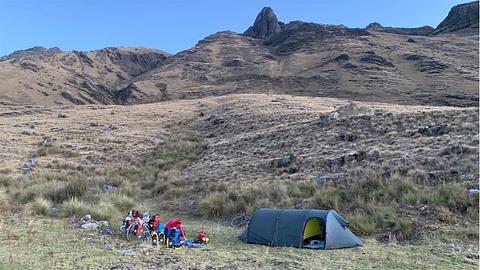 Acampamento selvagem para barraca pequena e bicicletas