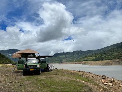 Acampamento selvagem à beira da água
