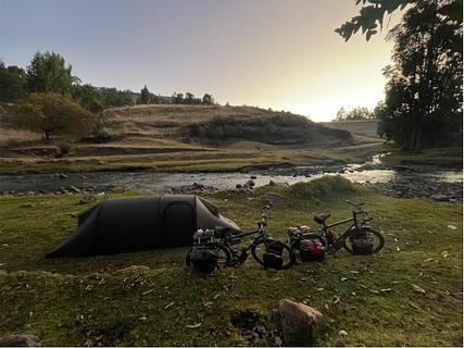 Acampamento selvagem à beira do rio