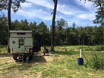 Acampamento selvagem à beira do rio