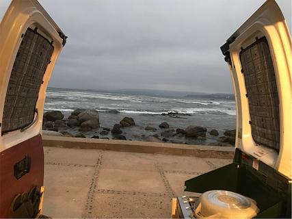 Acampamento selvagem na costa de Algarrobo