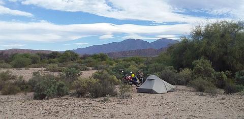 Acampamento selvagem no deserto