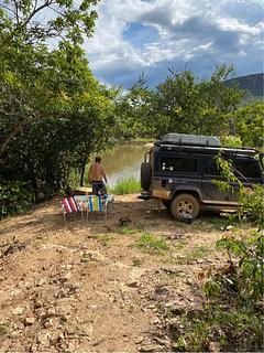 Acampamento selvagem na estrada para o vale da gurita