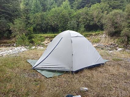 Acampamento selvagem gratuito ao lado do rio