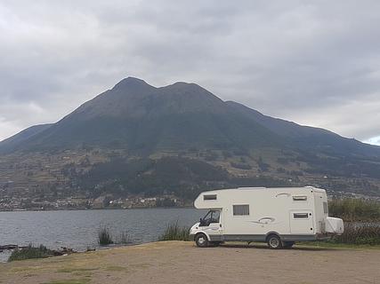 Acampamento selvagem no lago