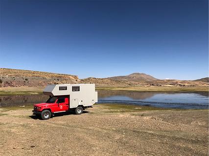 Acampamento selvagem na lagoa