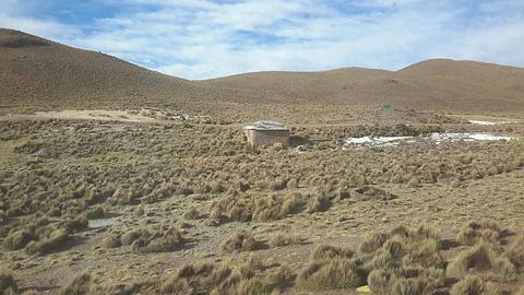 Acampamento selvagem com piscina de água quente