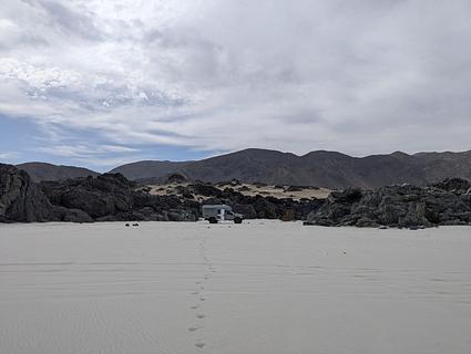 Acampamento selvagem na praia