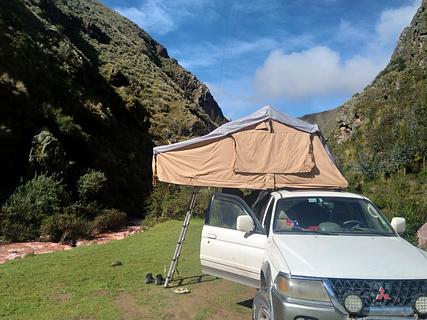 Acampamento selvagem no rio
