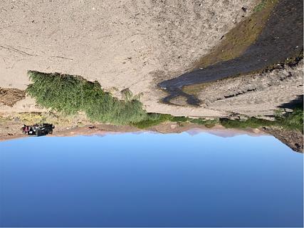 Acampamento selvagem no rio somente 4x4