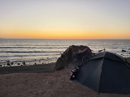 Acampamento selvagem no topo dos penhascos de Ocean Cliff