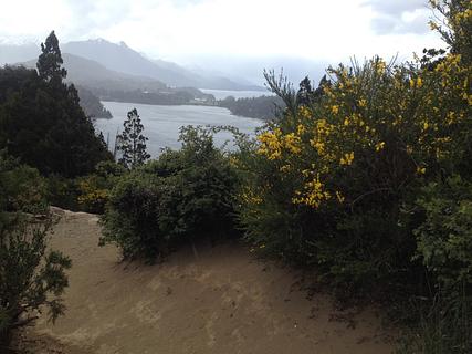 Acampamento selvagem com vista para o lago