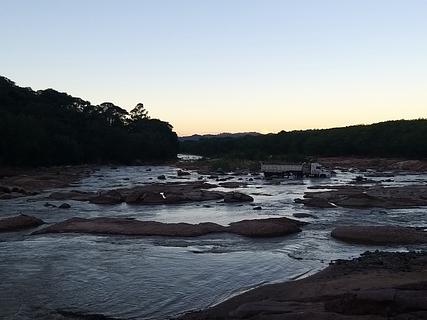 Al costado del río
