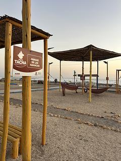 Ampla área de estacionamento à beira-mar