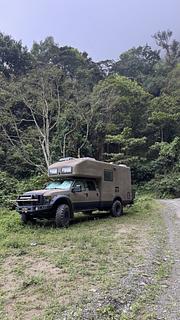 Ampla área plana de saída ao lado de estrada estreita