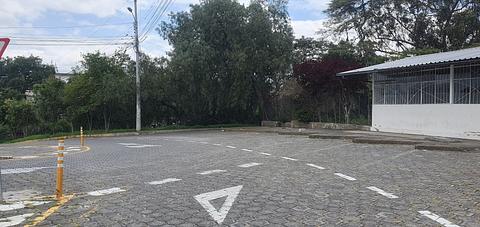 Ao lado do campo esportivo e do rotatório