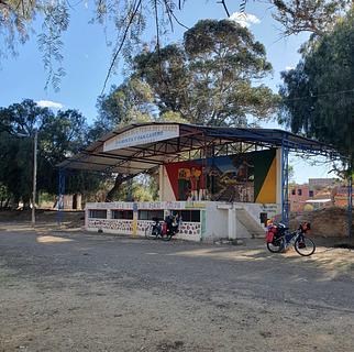 Ao lado do campo de futebol