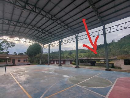 Ao lado da cancha e da escola