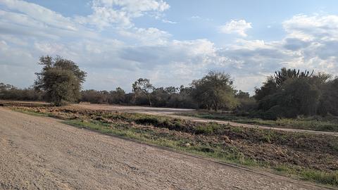 Ao lado da estrada principal