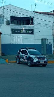 Ao lado da igreja / Frente ao destacamento de polícia