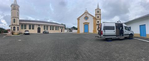 Ao lado da igreja