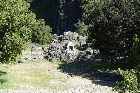 Ao lado da ponte para barracas