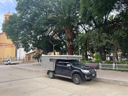 Ao lado da praça