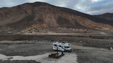 Ao lado da praia com mesas