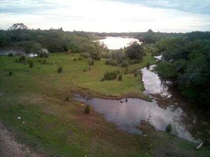 Ao lado do rio na ponte