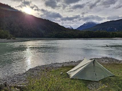 Ao lado de um belo lago extenso.
