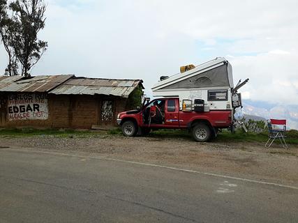 Apenas um acostamento paralelo a uma casa vazia