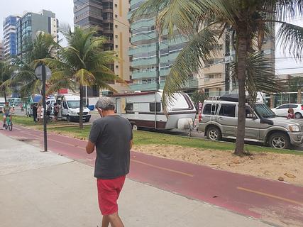 estacionamento na rua na praia de Itaparica