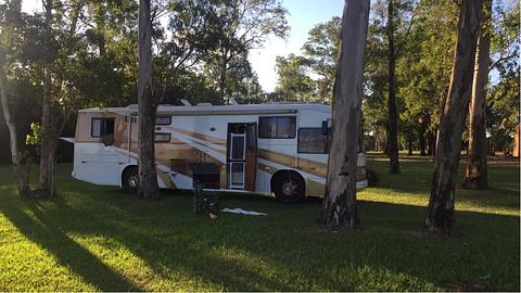 Área de camping atrás de posto de gasolina