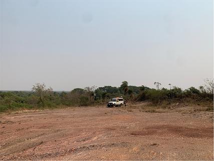 Área de cascalho ao lado de estrada de terra