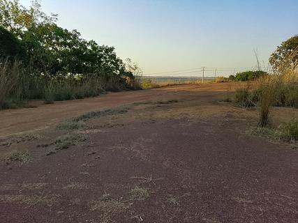 Área de cascalho longe da estrada
