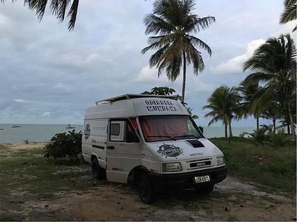 Areia da praia ao lado da cabana petiscos da Bahia