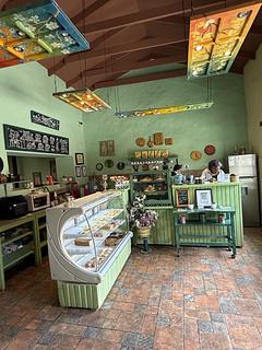 Art Cafe & Pub / Overlanders Memorial