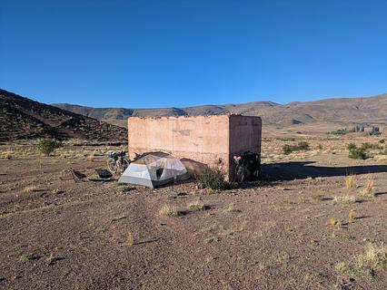 Atrás de prédio abandonado