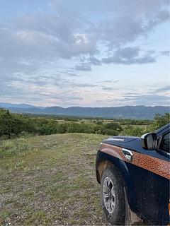 Atrás de uma estrada