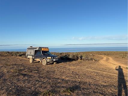 Atrás de uma montanha, vistas para o mar.