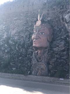 Belas esculturas no cruzamento da estrada
